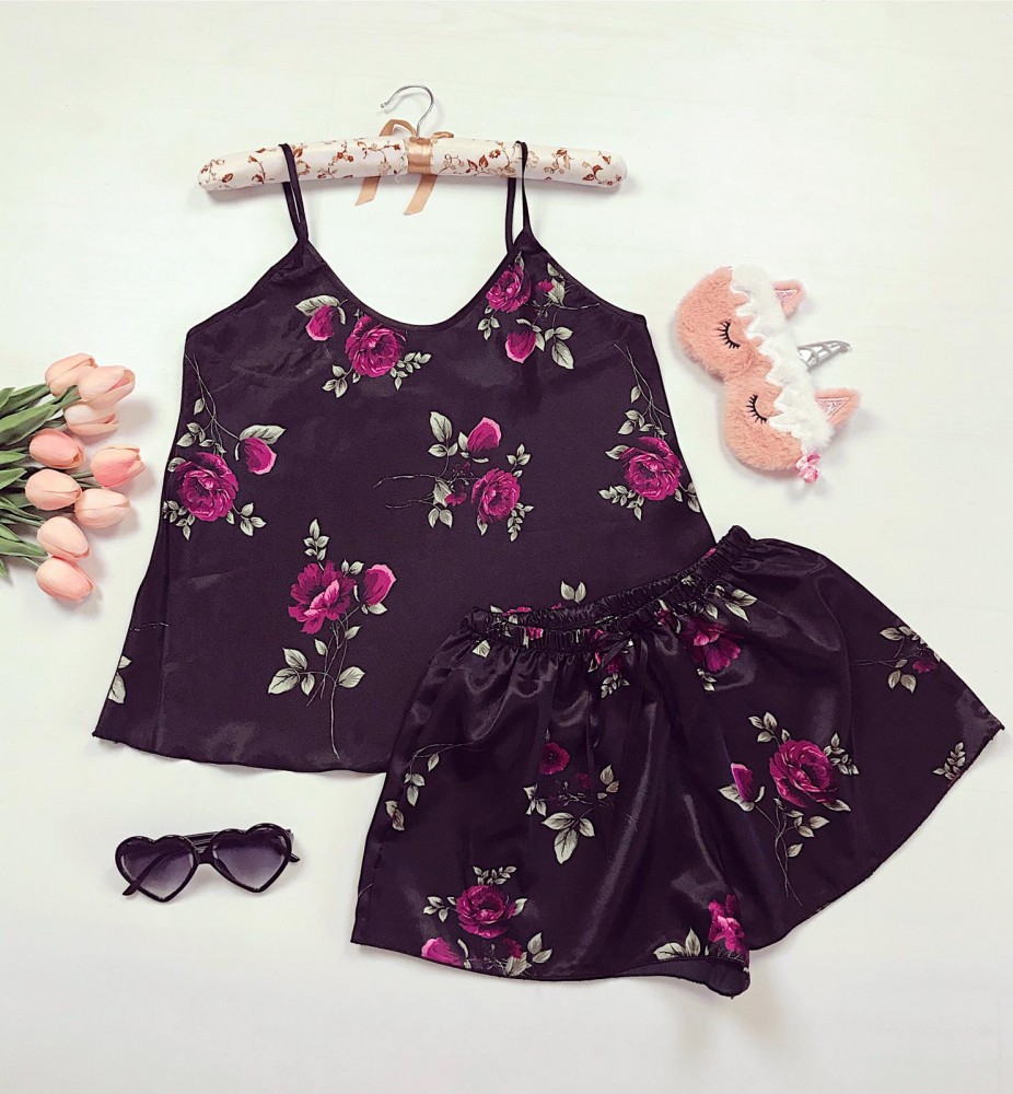 Compleu pijama negru maiou si pantaloni scurti din satin premium cu imprimeu floral unic, reducere mare